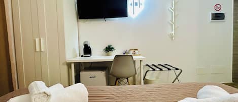 Chambre Confort double ou avec lits jumeaux | Coffre-fort, bureau, accès au Wi-Fi (inclus)