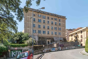Un edificio a più piani con uno stile architettonico classico, caratterizzato da una facciata simmetrica e finestre regolarmente distanziate, con un ingresso centrale.