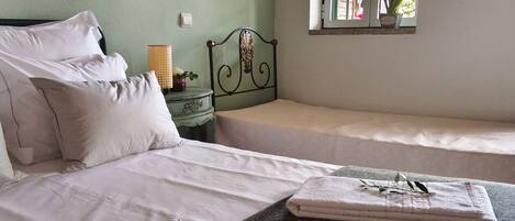 Quarto casal família, vista para o jardim | Quartos à prova de som, Wi-Fi de cortesia, acesso para cadeiras de rodas