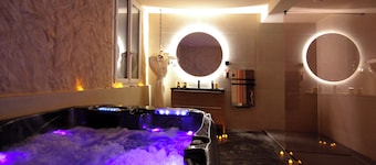 Elegant Romantic Suite with Private Jacuzzi in charming Romans-sur-Isère with AC
