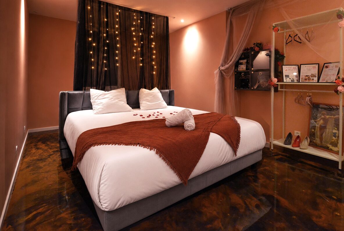 WiFi, bed sheets. Elegant Romantic Suite with Private Jacuzzi in charming Romans-sur-Isère with AC