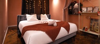 Elegant Romantic Suite with Private Jacuzzi in charming Romans-sur-IsĂšre with AC