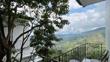 Family Room, Non Smoking, Hill View | Living area