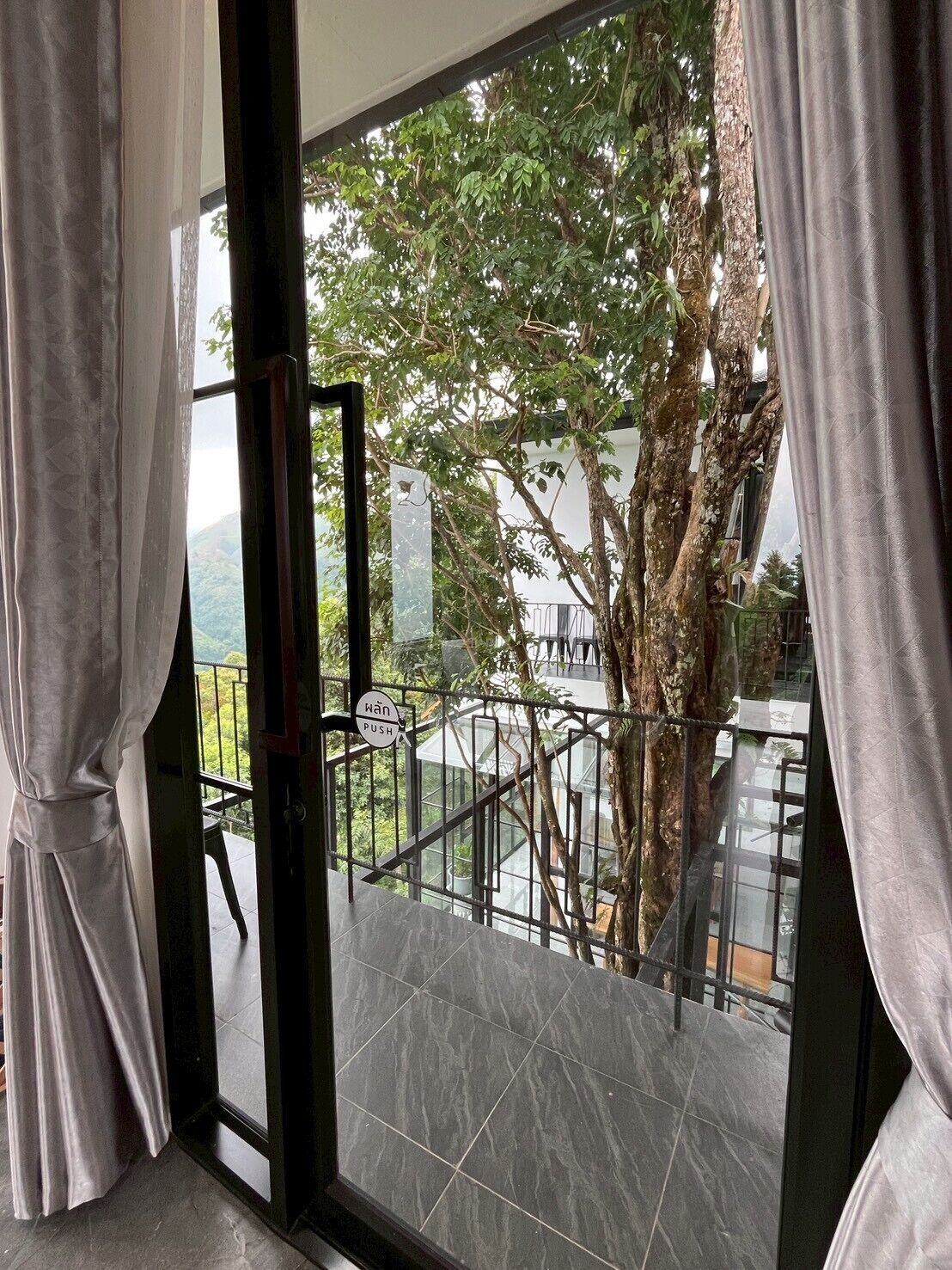 Chambre Familiale, non-fumeur, vue colline | Balcon