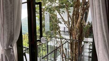Chambre Familiale, non-fumeur, vue colline | Balcon