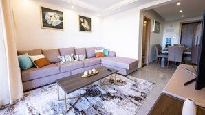 Uma sala de estar moderna com sofá, mesa de centro e obras de arte nas paredes.
