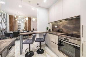 Coffee/tea maker, fridge, microwave, oven
