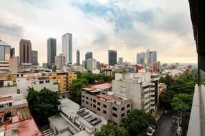 Eine Skyline mit Hochhäusern, einer Mischung aus Wohn- und Geschäftsbauten, und einem klaren Himmel.