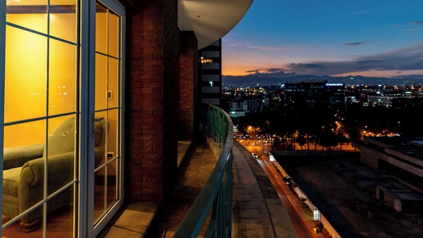Un balcone con vista sulla città al crepuscolo.