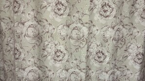 Cortina de chuveiro com padrão floral.