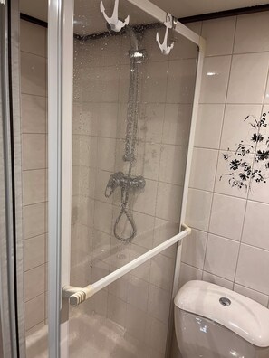 Dusj, boblebad, håndklær og såpe