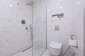 Deluxe Apartment, Balcony | Bilik Mandi | Pancuran mandi, pengering rambut, selipar, tuala disediakan 