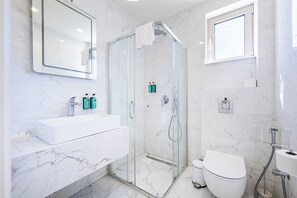 Habitación con 1 cama doble o 2 individuales, balcón | Baño | Ducha, secador de pelo, toallas y jab ón