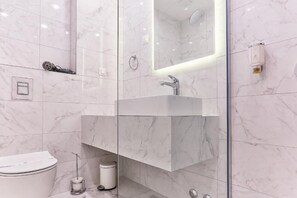 Deluxe Apartment | Bathroom | Shower, hair dryer, towels, soap - Hotel Eden (Budva)