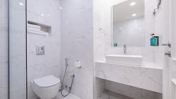 Deluxe-Apartment, Balkon | Badezimmer | Dusche, Haartrockner, Hausschuhe, Handtücher