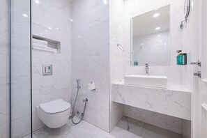 Deluxe Apartment | Bathroom | Shower, hair dryer, slippers, towels - Hotel Eden (Budva)
