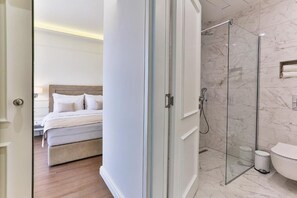 Deluxe Apartment | Bathroom | Shower, hair dryer, towels, soap - Hotel Eden (Budva)