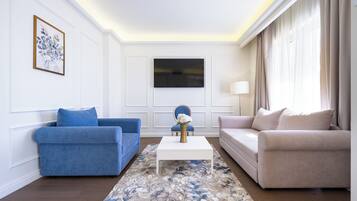 Deluxe-Apartment, Balkon | Wohnbereich | 50-Zoll-Smart-TV mit Satellitenempfang