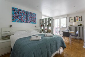 Ein Schlafzimmer mit einem Bett, einem Schreibtisch und einem Stuhl.