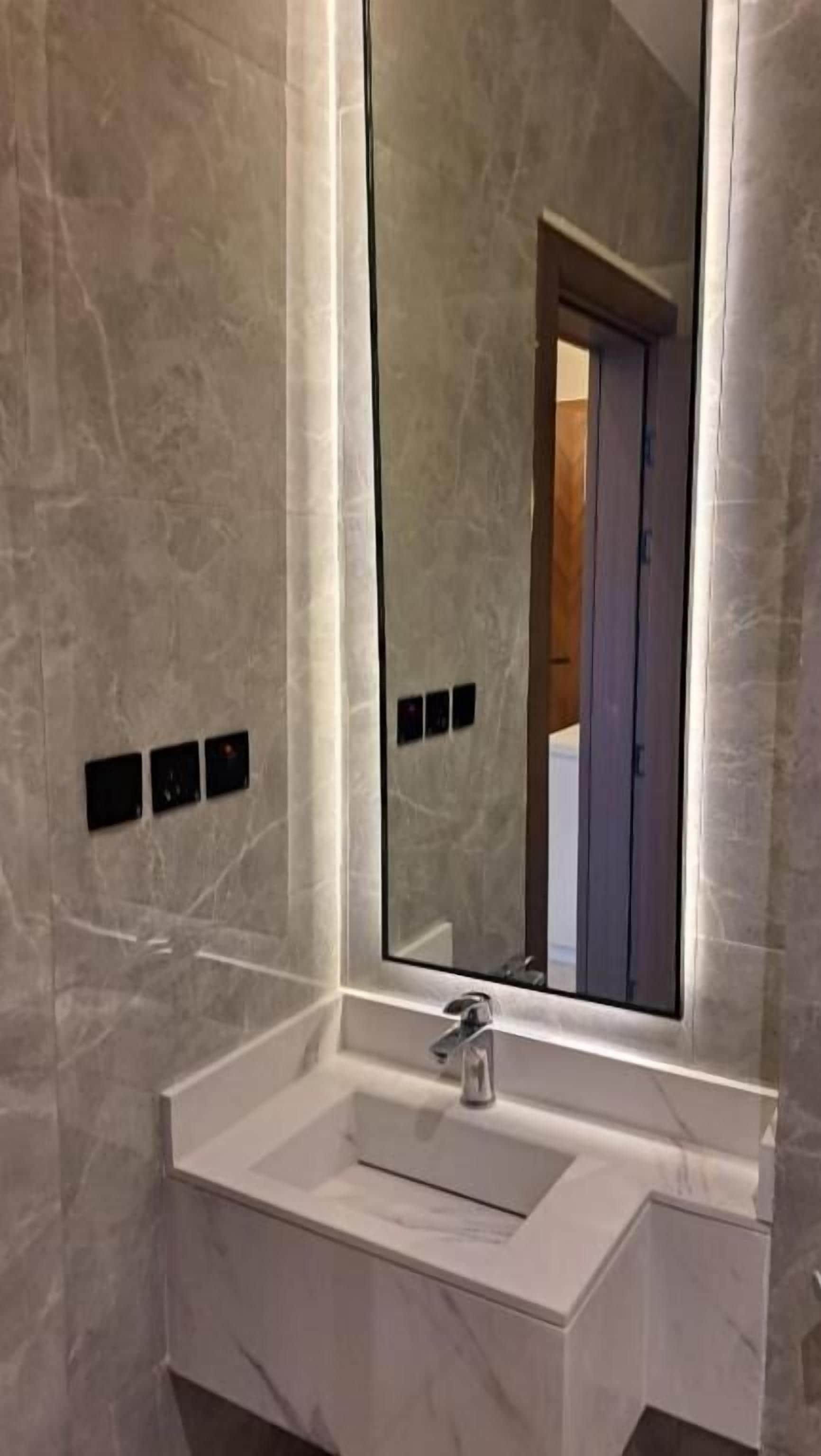 Deluxe Double Room | Bathroom | Shower, towels, soap, shampoo