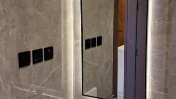 Deluxe Double Room | Bathroom | Shower, towels, soap, shampoo