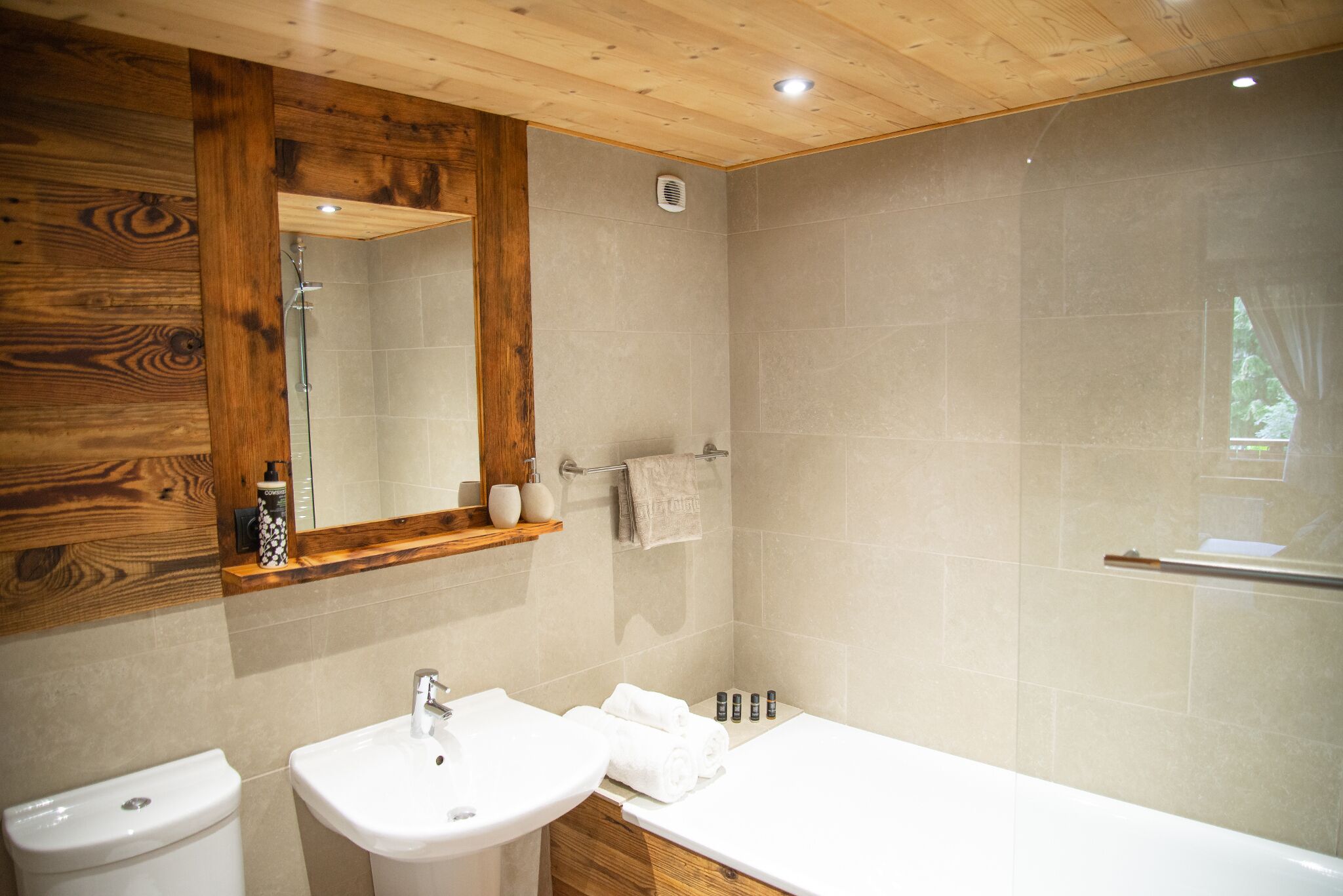 Comfort tweepersoonskamer, uitzicht op bergen | Badkamer | Gratis toiletartikelen, een haardroger, handdoeken, zeep