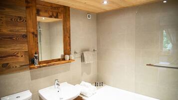Comfort tweepersoonskamer, uitzicht op bergen | Badkamer | Gratis toiletartikelen, een haardroger, handdoeken, zeep