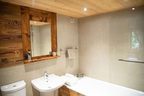 Chambre Confort double, vue sur la montagne | Salle de bain | Articles de toilette (gratuits), séchoir à cheveux, serviettes fournies