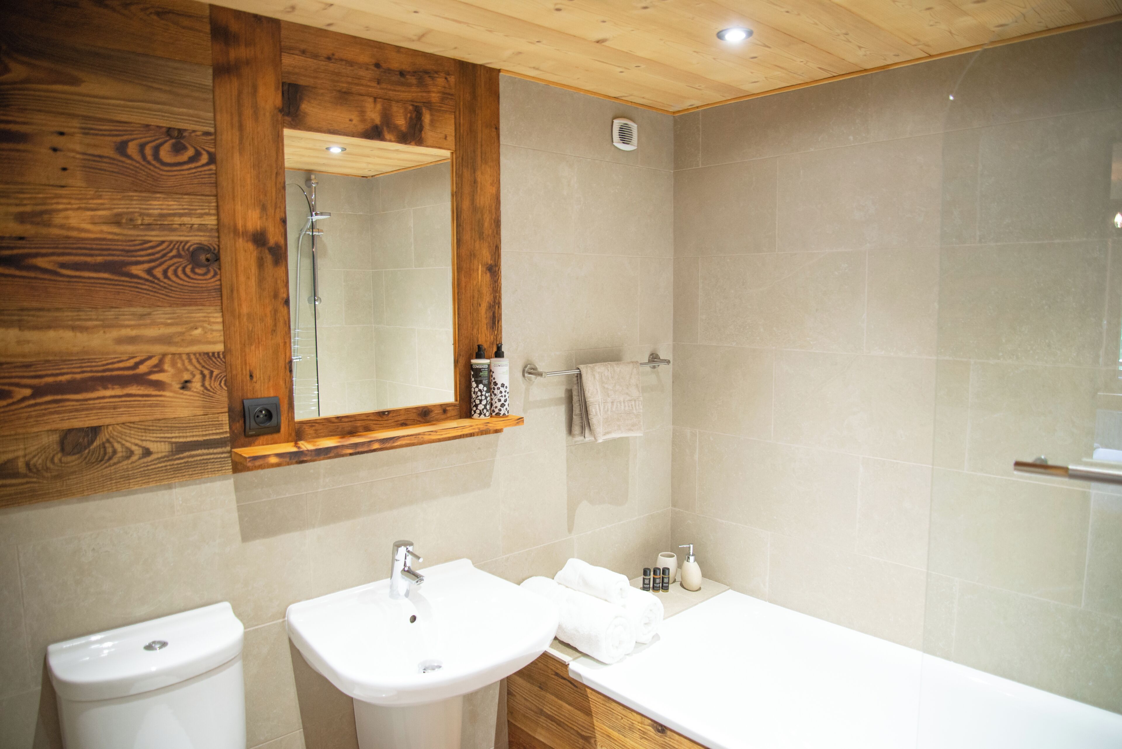 Comfort Double Room, Mountain View | Bathroom | Free toiletries, hair dryer, towels, soap