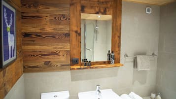 Comfort-Doppelzimmer, Bergblick | Badezimmer | Kostenlose Toilettenartikel, Haartrockner, Handtücher, Seife