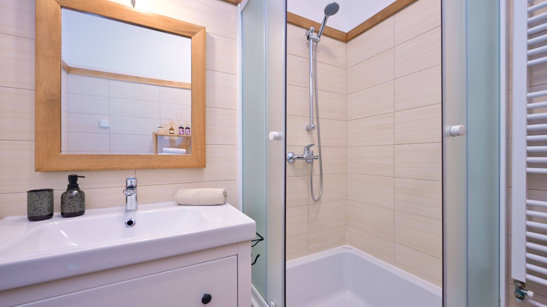 Shower, hair dryer, towels