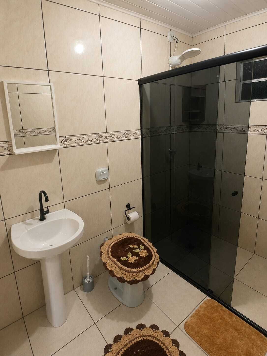 Regadera, toallas, jabón, papel de baño 