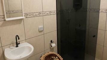 Regadera, toallas, jabón, papel de baño