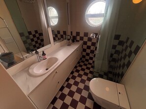 Bathroom - Bright and eclectic flat in Reykjavík - walk everywhere (Reykjavík)