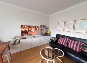 Living area - Bright and eclectic flat in Reykjavík - walk everywhere (Reykjavík)
