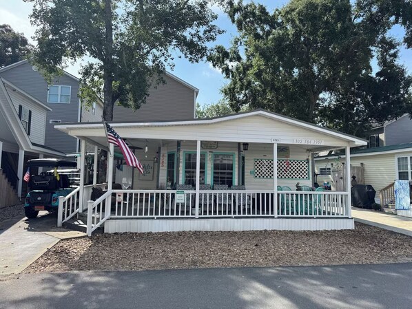 A single-story house with a porch, a covered area, and a garage. - Ocean Lakes Family Beach Resort & Waterpark (Myrtle Beach)