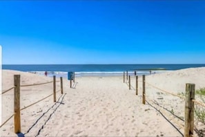 Una spiaggia nelle vicinanze, lettini da mare