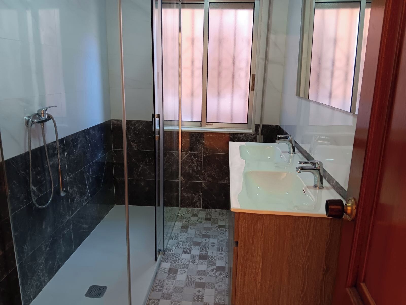 Séchoir à cheveux, serviettes fournies, papier de toilette