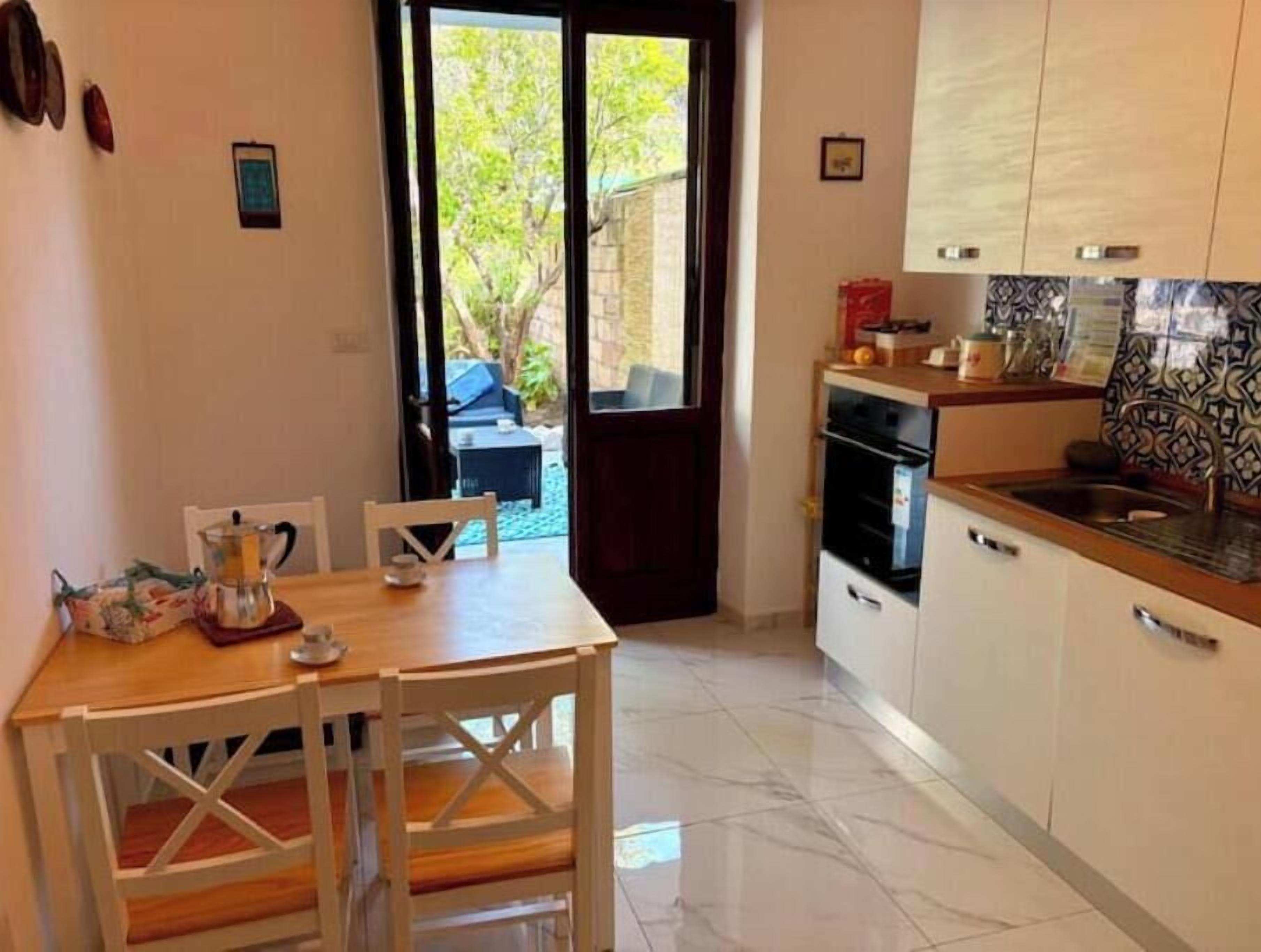 Coffee/tea maker, fridge, oven, stovetop