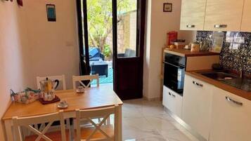 Coffee/tea maker, fridge, oven, stovetop