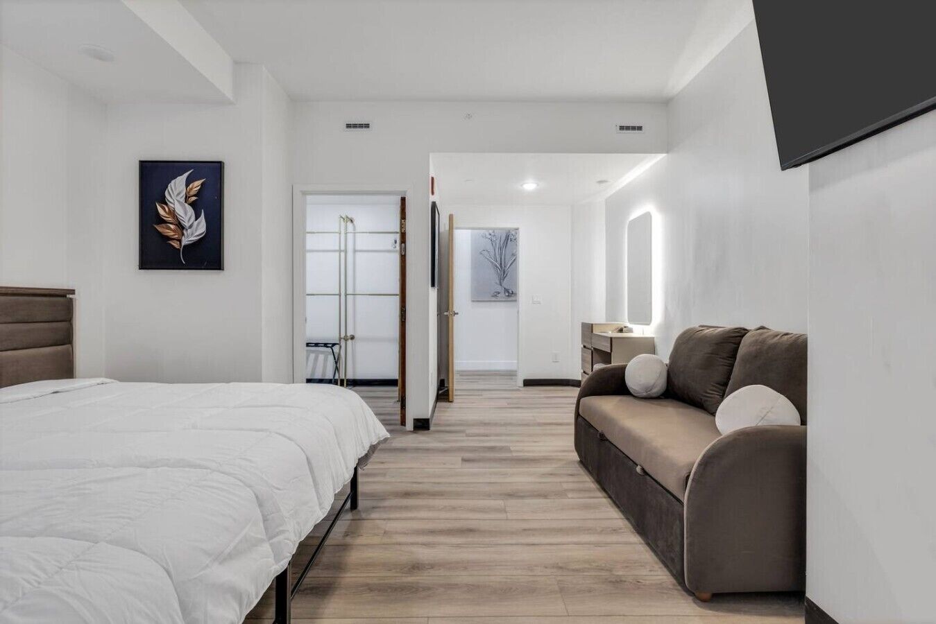 Desk, iron/ironing board, WiFi, bed sheets