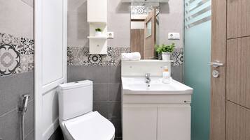 Apartment, Balkon | Badezimmer | Kostenlose Toilettenartikel, Haartrockner, Handtücher, Seife