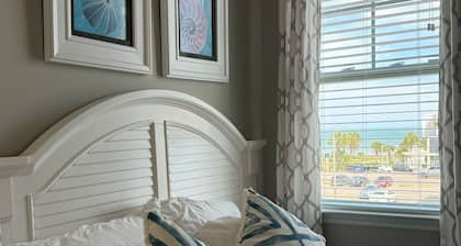 Whole Townhouse with Ocean View and only a 2-minute walk to the Beach!