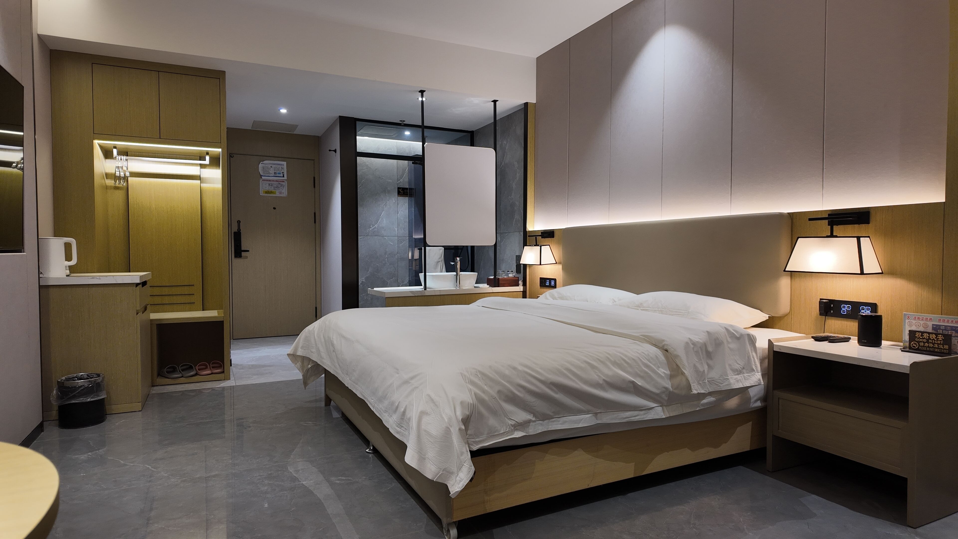 Elite Double Room, 1 King Bed, Non Smoking, City View | Desk, free WiFi, bed sheets