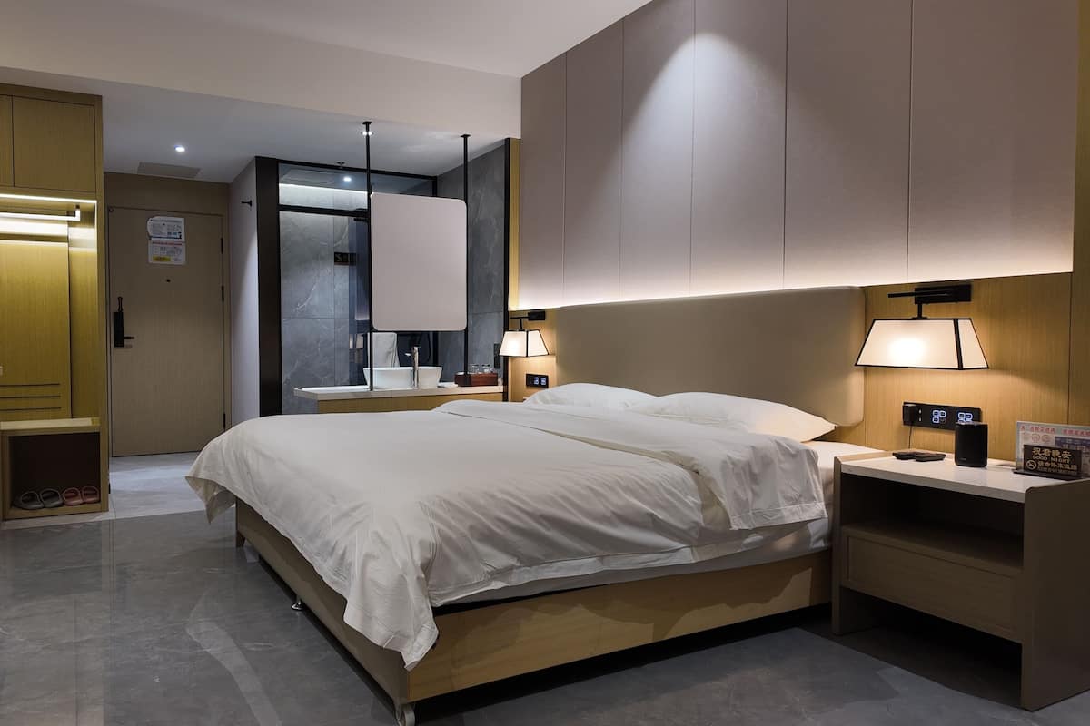 Elite Double Room, 1 King Bed, Non Smoking, City View | Desk, free WiFi, bed sheets