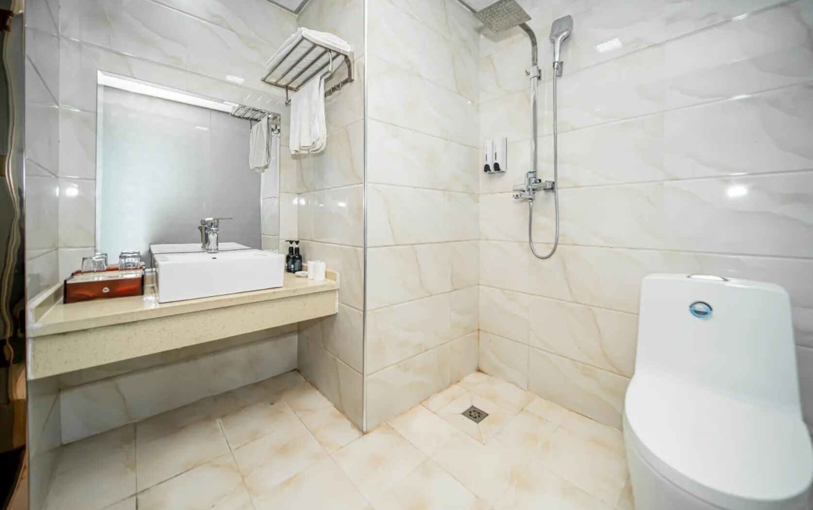 Kamar Twin Basic, Beberapa Tempat Tidur, Boleh Merokok, pemandangan kota | Kamar mandi