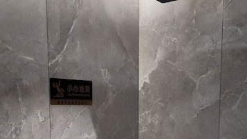 Kamar Double Elite, 1 Tempat Tidur King, Bebas Asap Rokok, pemandangan kota | Kamar mandi | Shower, pancuran hujan, pengering rambut, dan lantai berpemanas