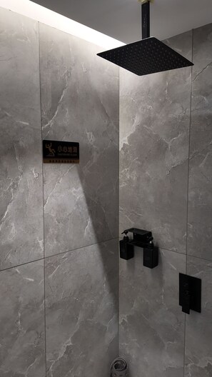 Habitación doble Elite, 1 cama King size, para no fumadores, vista a la ciudad | Baño | Regadera, regadera tipo lluvia, secadora de cabello