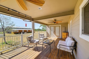 A covered outdoor area with a ceiling fan, a table with chairs, and a sofa. - Private Mtn-view Pool! Rogue River Valley Escape (Eagle Point)