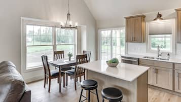 House (3 Bedrooms) | Interior